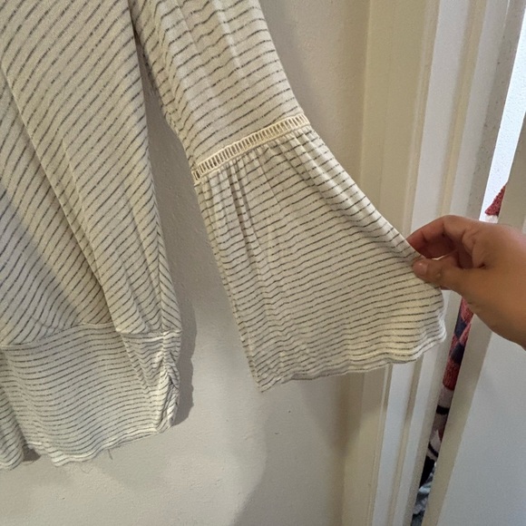 Knox Rose Cream Bell Sleeve Blouse Relaxed Fit - Picture 3 of 5